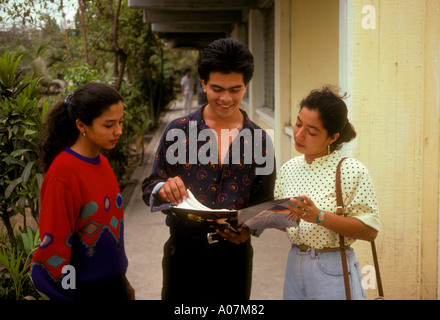 Les étudiants mexicains, les étudiants, l'étude, l'étude de test, tuteur, tutorat, Université de Guadalajara Regional Preparatory School, Puerto Vallarta, Mexique Banque D'Images