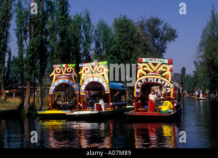 De couleur vive, trajineras, barges à fond plat, de même, le canal, les hortillonnages, Xochimilco, Mexico City, Mexique Banque D'Images