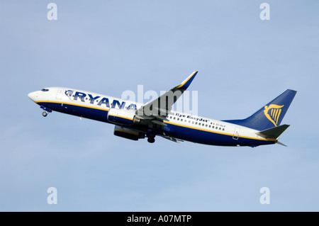 Ryanair Boeing 737-8comme au départ, Inverness Dalcross, en Écosse. 3983-379 XAV Banque D'Images