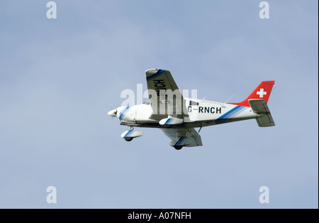 PIPER PA-28-181 Archer III en vol au dessus de l'aéroport de Inverness Dalcross. 4002-380 XAV Banque D'Images