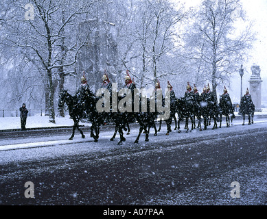 Les soldats sur les chevaux dans les snowy London Banque D'Images