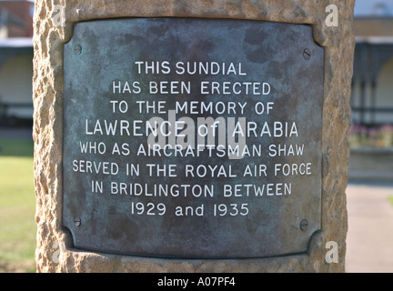 Memorial à l'auteur T E Lawrence dit Lawrence d'Arabie au-dessus du port à Bridlington East Yorkshire UK Banque D'Images