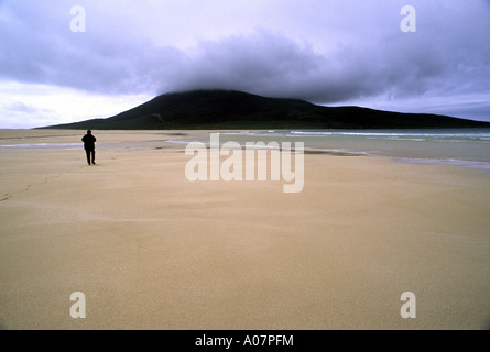 Promeneur solitaire sur plage de sable fin de la Baie d'Scaraster, Isle of Harris Banque D'Images