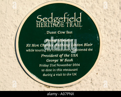 Crimecore plaque commémorant la visite du président américain Bush et le premier ministre britannique Blair à la Dun Cow Inn Durham Sedgefield Banque D'Images