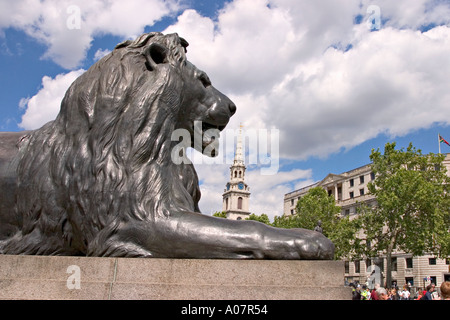 London UK Lion à pied de Nelsons Column à Trafalgar Square Banque D'Images