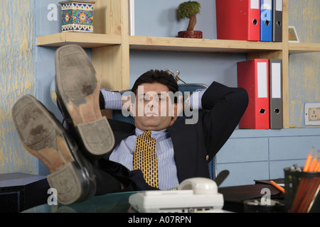 Chef reposant sur les jambes le tableau dans son bureau cabin en tailleur Banque D'Images