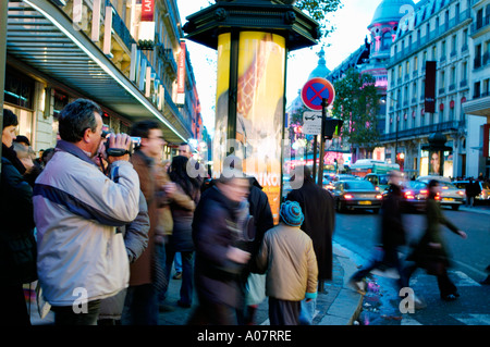 Paris France les gens sur le boulevard Haussmann profiter des lumières de Noël sur la façade shopping d'hiver, les boutiques de la rue animée de paris Banque D'Images