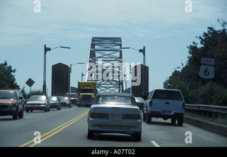 La circulation routière sur Sagamore Bridge Cape Cod, Massachusetts USA Banque D'Images