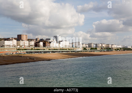 Front de mer de Brighton et de Kemp Town.vue montrant mer prises de Pier montrant la fonte arches sur Madeira Drive Banque D'Images