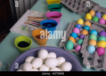 Colorer les oeufs de Pâques tout en couleurs multiples Banque D'Images