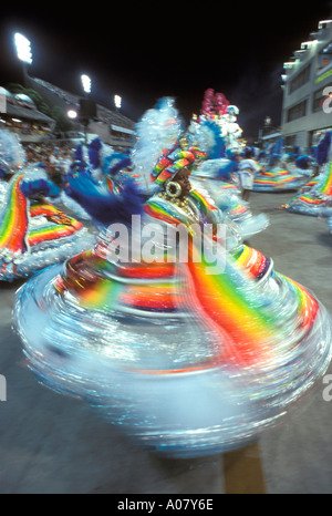 Les femmes noires Baianas danseurs Afro descendant Carnival parade de l'école de samba Rio de Janeiro Brésil Banque D'Images