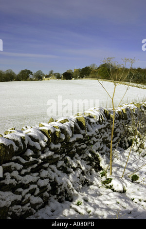 Un jour dans l'hivers cotswold village d'Hampnet après les nuits de neige Banque D'Images