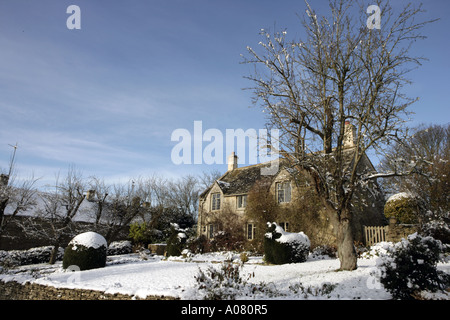 Un jour dans l'hivers village de Cotswold Turkdean, après les nuits de neige Banque D'Images