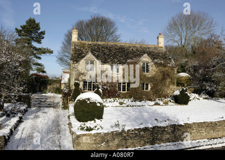 Un jour dans l'hivers village de Cotswold Turkdean, après les nuits de neige Banque D'Images