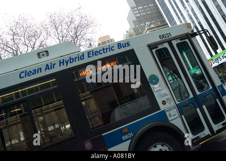 L'air propre autobus électriques hybrides Transit Authority de New York NEW YORK NY USA Amérique latine Banque D'Images