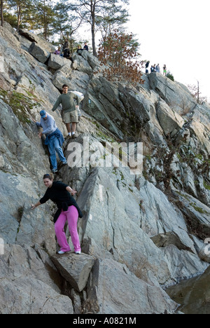 Visiteurs sur le Billy Goat Trail Grand Falls Rivière Potomac Canal Chesapeake Ohio National Historical Park Maryland Virginie de l'Ouest Banque D'Images