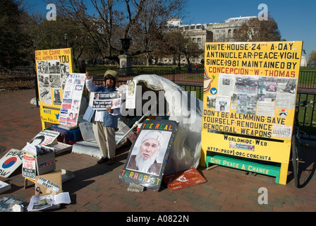 Concepcion W Thomas manifestation pacifique devant la Maison Blanche depuis 1981 Washington DC USA Banque D'Images