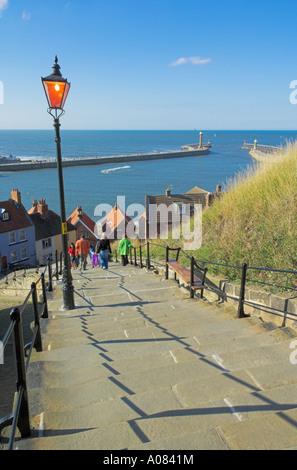 whitby abbatiale steps et vieille ville nord yorkshire angleterre gb royaume-uni europe Banque D'Images