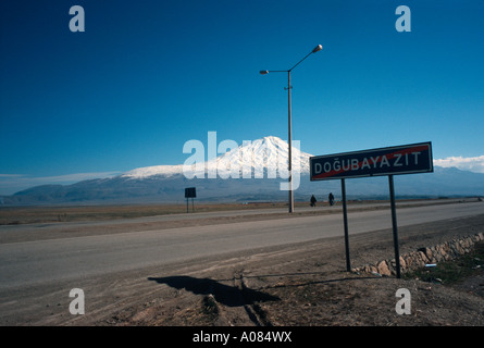 Route de l'Iran en passant le plus haut sommet de Turquie, Mt Ararat (Agri Dagi). Banque D'Images