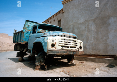 Vieux camion russe dans la ville de Khiva. Banque D'Images