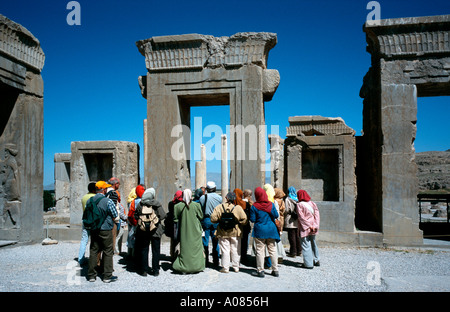 Groupe de touristes étrangers à Persépolis, près de la ville iranienne de Chiraz. Banque D'Images