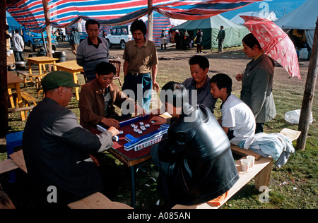 Les sections locales jouer mahjong dans Litang dans le Nord du Sichuan. Banque D'Images