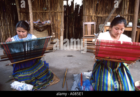 Les femmes mayas au Guatemala de tissage en face de leur stick accueil près de Antigua sur dos à tisser Banque D'Images