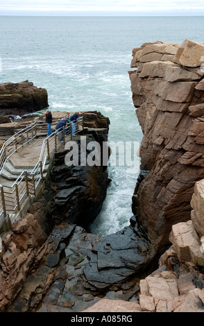 Les gens de Thunder Hole Acadia National Park Maine Banque D'Images