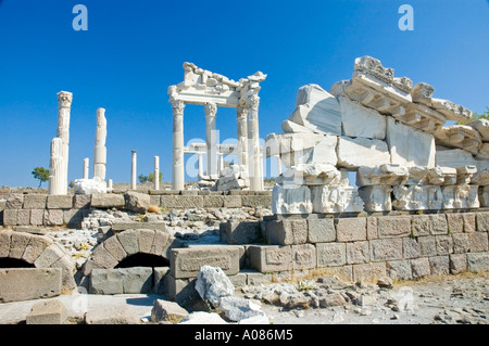 Les murs en pierre et de colonnes, Temple de l'empereur Trajan, l'Acropole, Bergama, ancient Pergamum, Turquie, Moyen Orient. DSC 6911 Banque D'Images