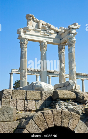 Les murs en pierre et de colonnes, Temple de l'empereur Trajan, l'Acropole, Bergama, ancient Pergamum, Turquie, Moyen Orient. DSC 6912 Banque D'Images