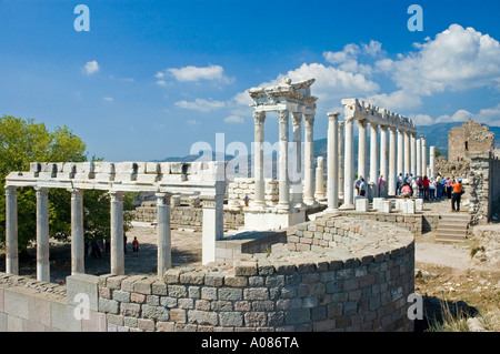 Les murs en pierre et de colonnes, Temple de l'empereur Trajan, l'Acropole, Bergama, ancient Pergamum, Turquie, Moyen Orient. DSC 6920 Banque D'Images