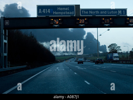 Un vaste panache de fumée tourbillonnent au dessus de l'autoroute après les explosions dépôt de carburant de Buncefield à Hemel Hempstead, Angleterre 1 Banque D'Images