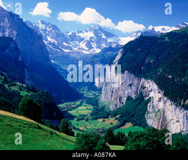 Vue sur la vallée de Lauterbrunnen de Wengen, Oberland Bernois, Suisse Banque D'Images