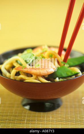 Crevettes et légumes avec nouilles japonaises Banque D'Images