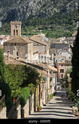 Dans Pollensa Majorque Kalvarienberg, Pollensa Majorque la Calvari est un vol de 365 marches menant à une petite église avec Cypress Banque D'Images