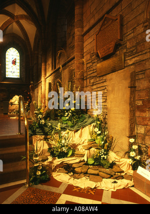 Dh St Magnus Festival KIRKWALL ORKNEY diminuer l'affichage à l'intérieur de fleurs de la flore de l'intérieur du bâtiment cathédrale inter Banque D'Images