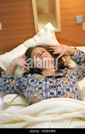 Frau streckt sich im Bett, woman streching au lit Banque D'Images