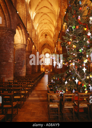 dh St Magnus Cathedral KIRKWALL ORKNEY Scottish Orkneys Cathedrals at Sapin de Noël et allée intérieur Noël décorations d'église Banque D'Images