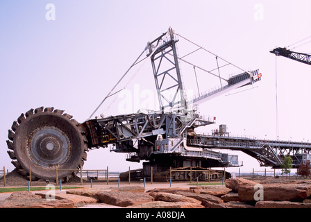 À godets rotatifs à Syncrude 'géants de la pièce d'extraction dans des sables bitumineux de l'Athabasca, près de Fort McMurray, Alberta, Canada Banque D'Images