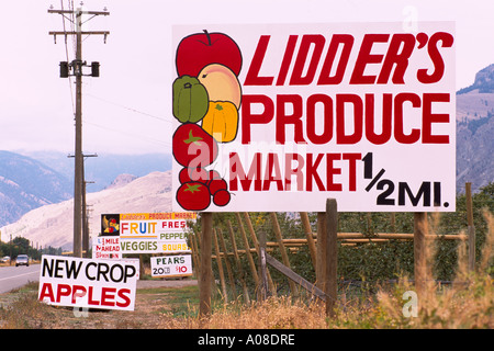 Cawston, C.-B., Similkameen Valley, British Columbia, Canada - Signes de produits locaux pour la vente de publicité au Farmer's Market Banque D'Images