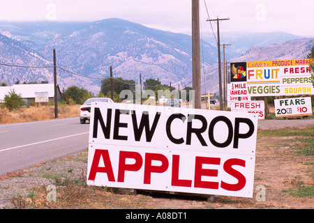 Cawston, C.-B., Similkameen Valley, British Columbia, Canada - Signes de produits locaux pour la vente de publicité au Farmer's Market Banque D'Images