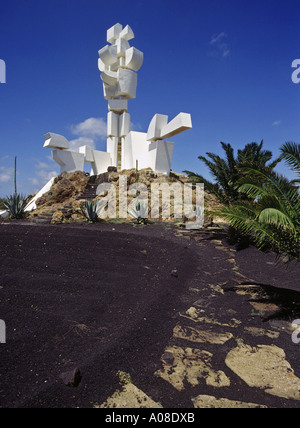 Dh Monumento al CAMPESINO LANZAROTE Monument jardin lave et palm tree sculpture Cesar Manrique Banque D'Images