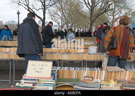 Les gens de rechercher des livres et registres sur London's South Bank. Banque D'Images