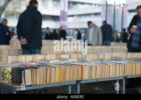 Les gens de rechercher des livres et registres sur London's South Bank. Banque D'Images