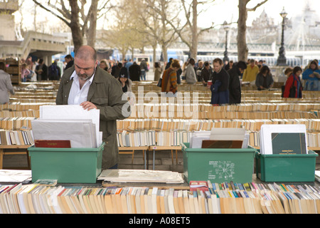 Les gens de rechercher des livres et registres sur London's South Bank. Banque D'Images