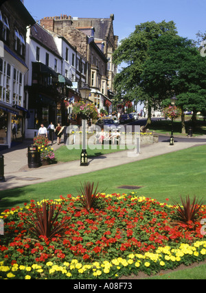 dh Montpellier rue Angleterre HARROGATE NORTH YORKSHIRE exposition de fleurs bâtiments été fleurs été exposition florale ville royaume-uni Banque D'Images