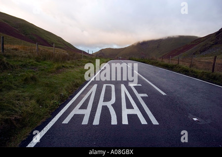 L'Araf panneau sur la route Welsh pour ralentir. Banque D'Images