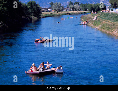 Penticton, C.-B., au sud de l'Okanagan, Colombie-Britannique, Canada - adolescents / Ados flottant sur le canal de la rivière Okanagan, l'été Banque D'Images