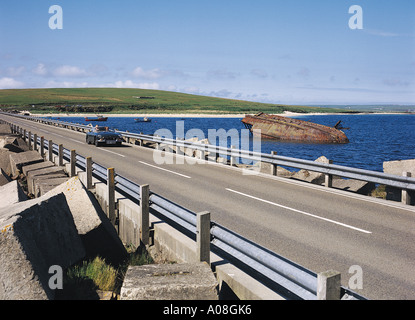 dh 3e barrière de Churchill BARRIÈRES DE CHURCHILL ORKNEY voiture sur la chaussée route et bloquer le navire mg roadster touristes Banque D'Images