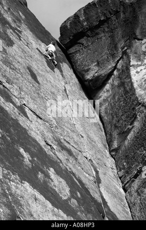 Rock Climber conduisant un crack traditionnel itinéraire dans l'Elbsandsteingebirge Allemagne Lieu Wolfsfalle Affensteine Climber Tobias Banque D'Images